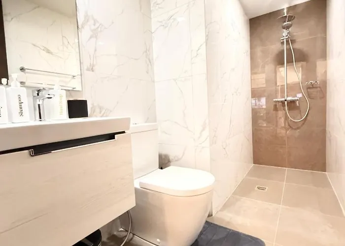 Urban Haven:cozy 2br Uptown Bgc W Washer + Balcony Manila